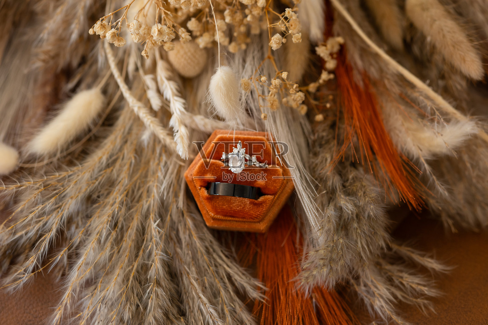 可爱的秋季婚礼戒指装饰图片照片摄影图片