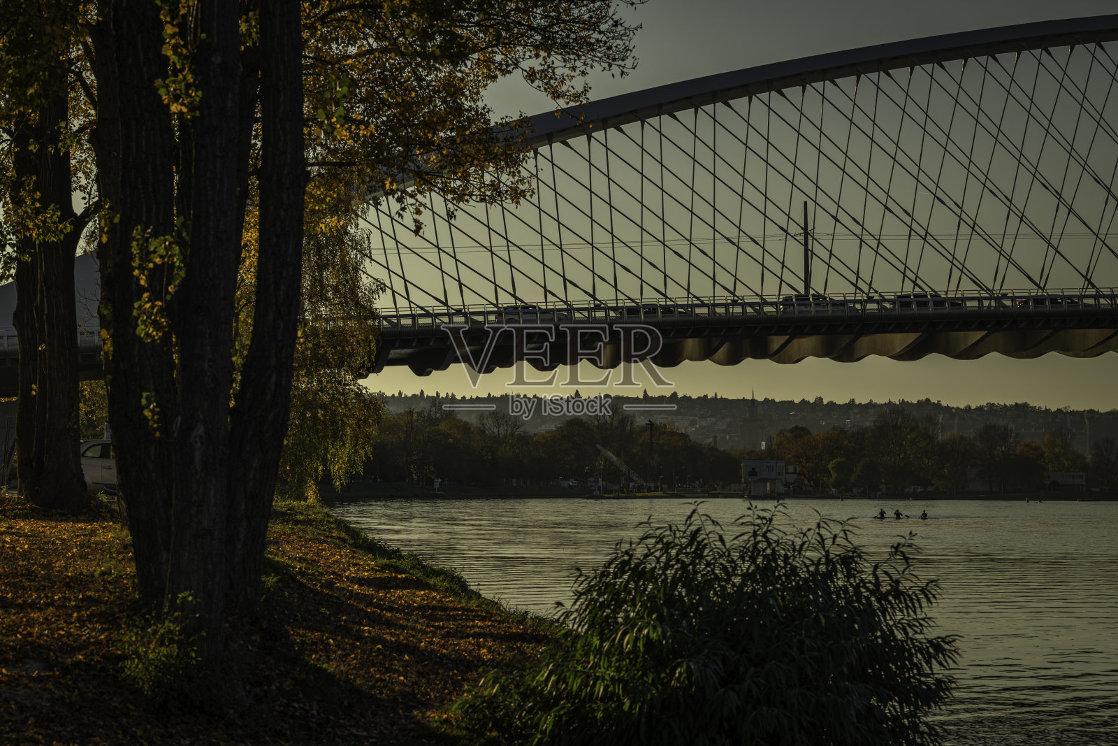 布拉格秋季傍晚的伏尔塔瓦河与公路桥照片摄影图片