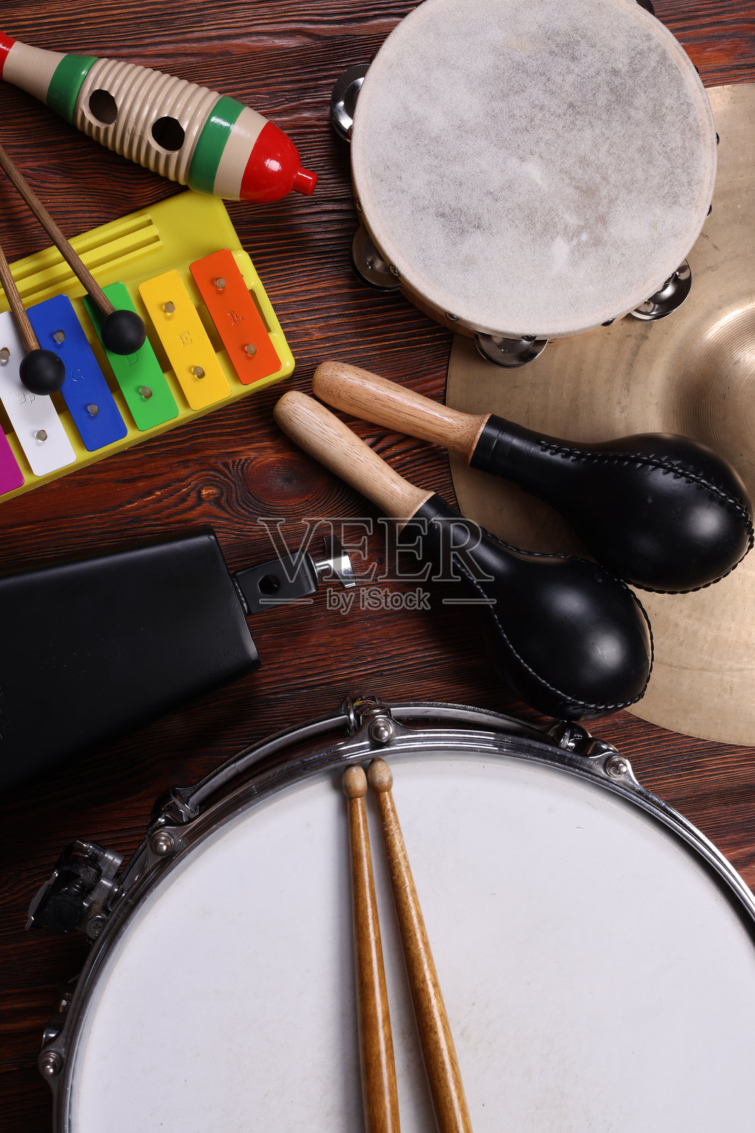 不同的鼓在黑色背景上，打击乐器照片摄影图片