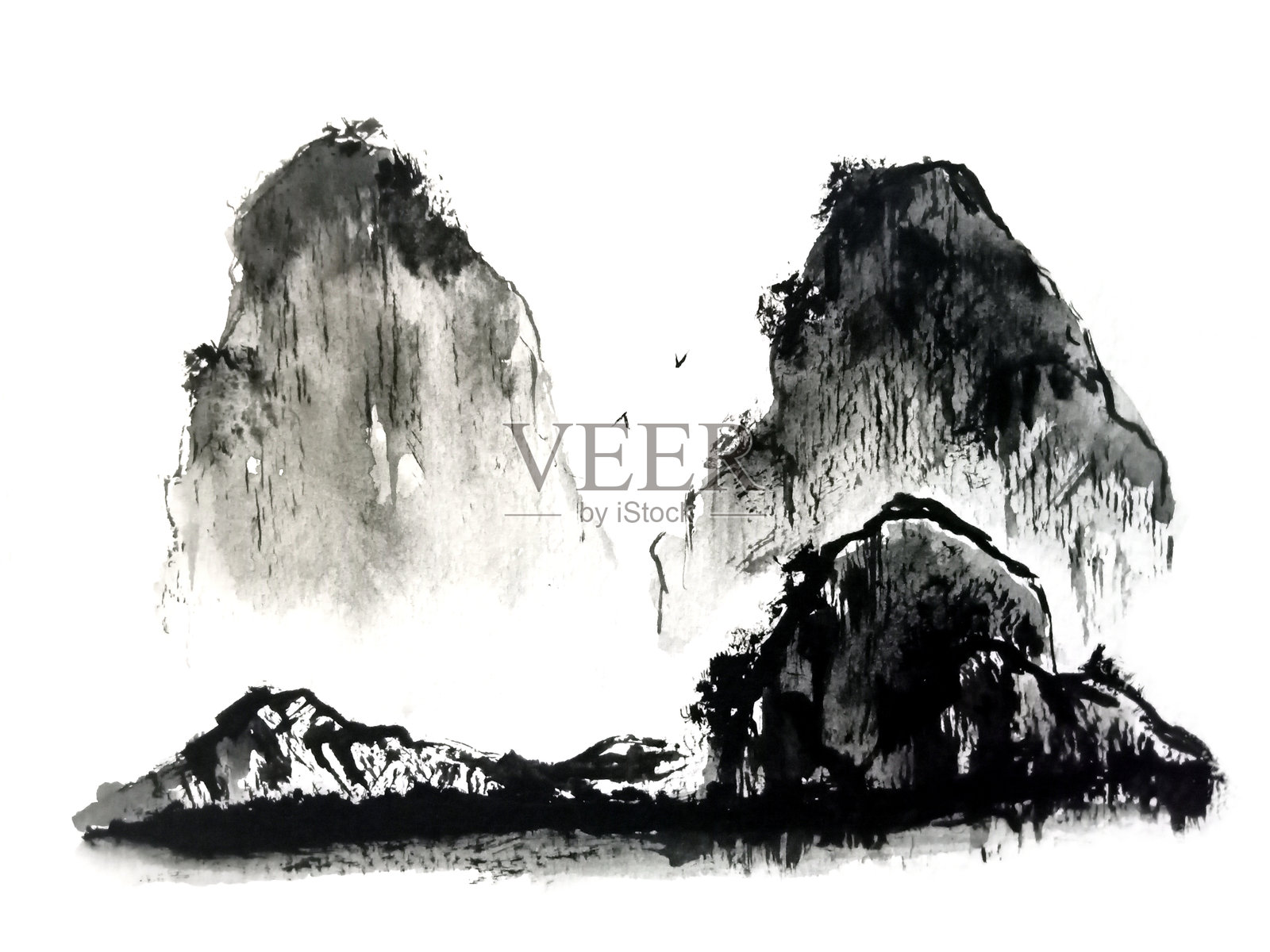 水彩东方水墨画抽象山景，雾气缭绕，鸟儿飞翔。传统日本，亚洲 sumi-e 艺术风格。白色背景独立。插画图片素材