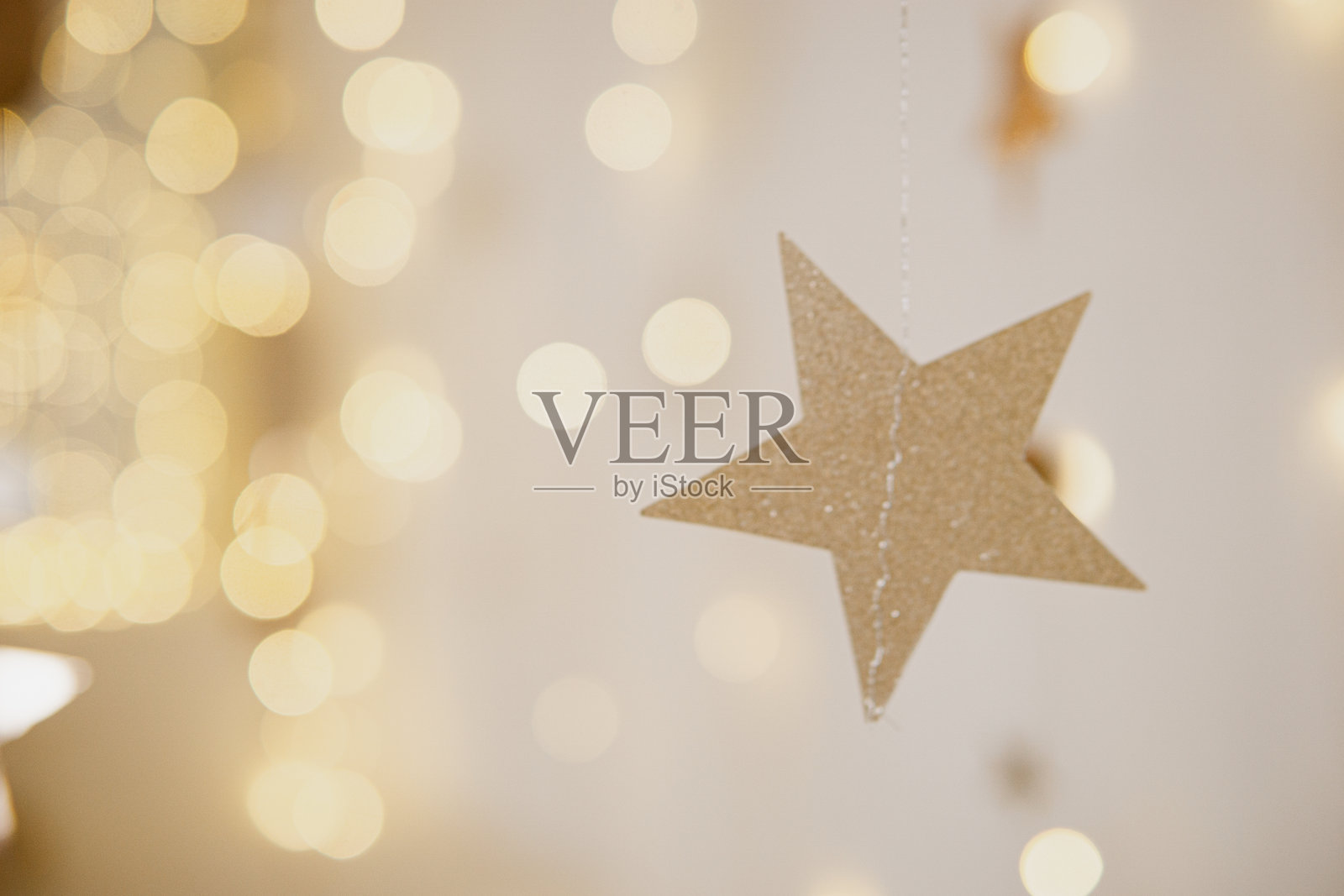 新年室内的散景，来自圣诞彩灯的光芒。模糊的背景为新年假期增添气氛。照片摄影图片