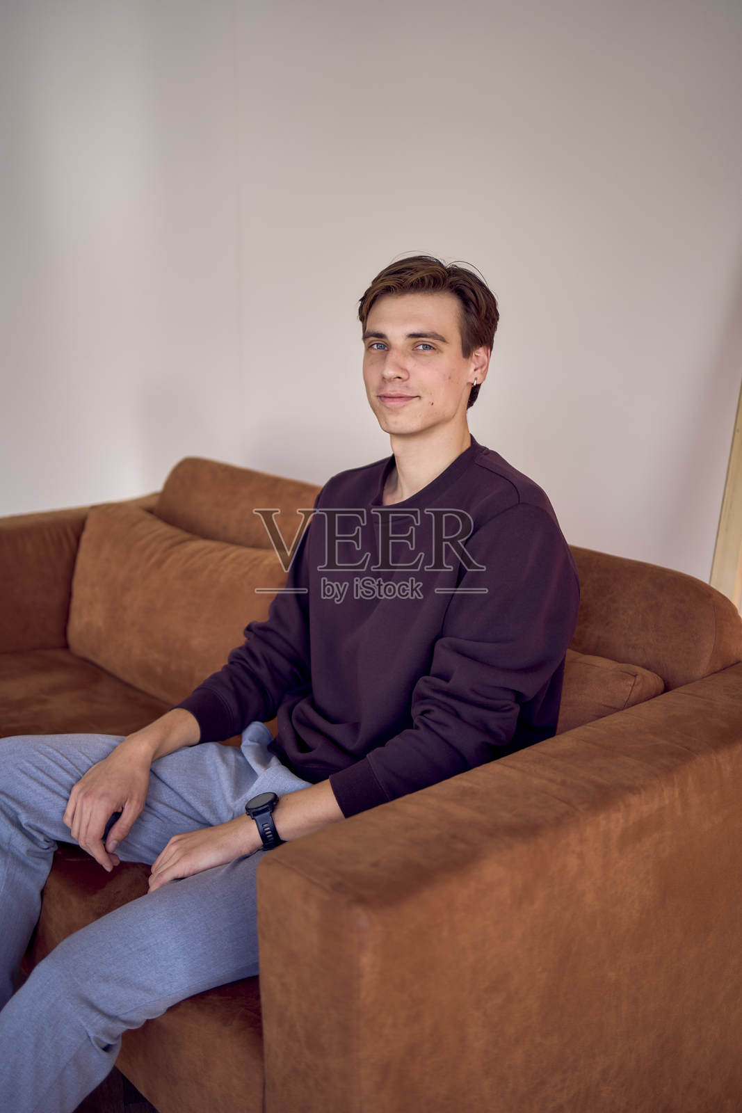 一位吸引人的20岁年轻男子肖像，黑发蓝眼，摄影棚拍摄照片摄影图片