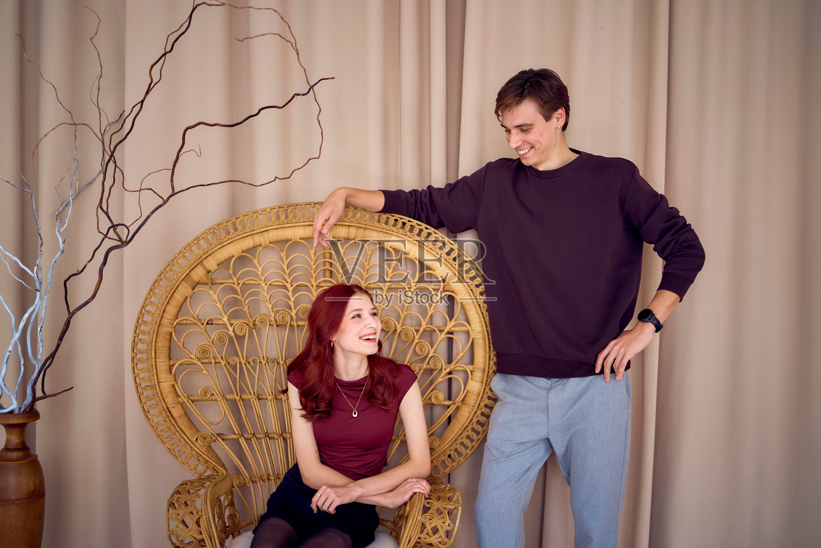 兄妹，年轻的弟弟和青少年的姐姐一起摆姿势，摄影棚拍摄照片摄影图片