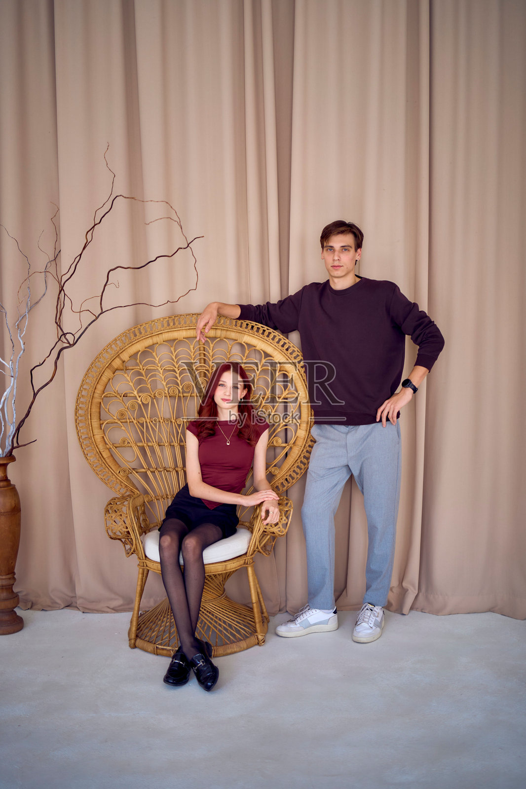 兄妹，年轻的弟弟和青少年的姐姐一起摆姿势，摄影棚拍摄照片摄影图片