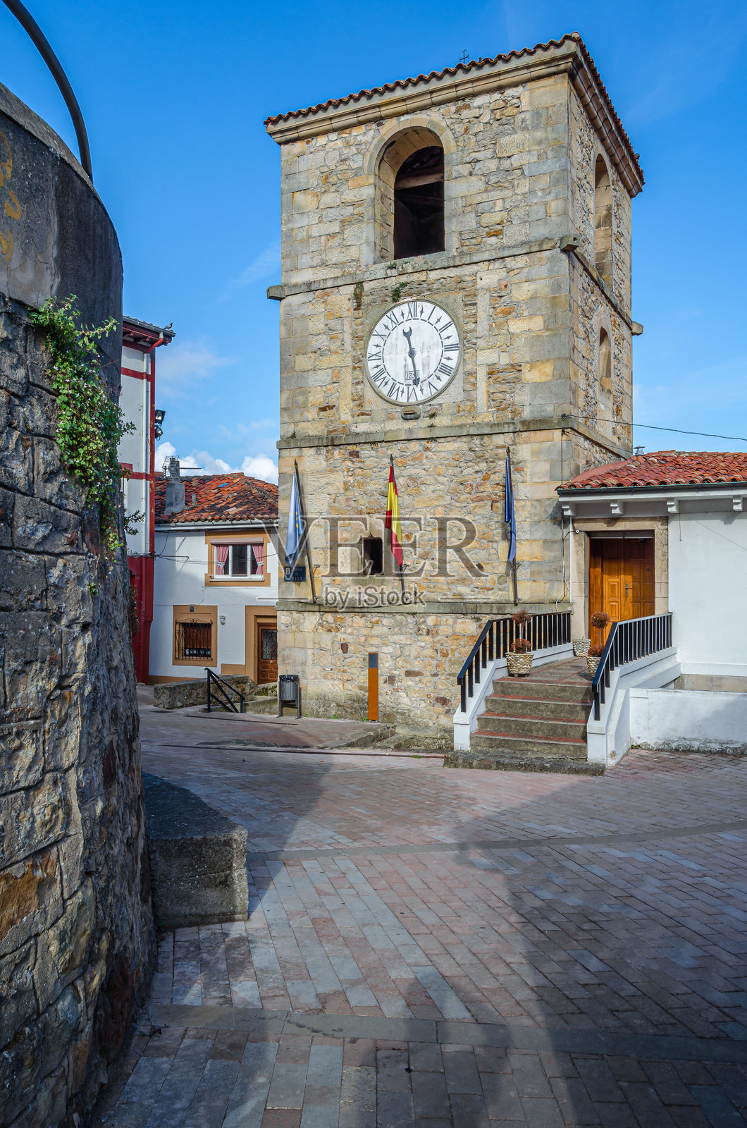 西班牙北部阿斯图里亚斯州拉斯特雷斯镇的钟楼照片摄影图片