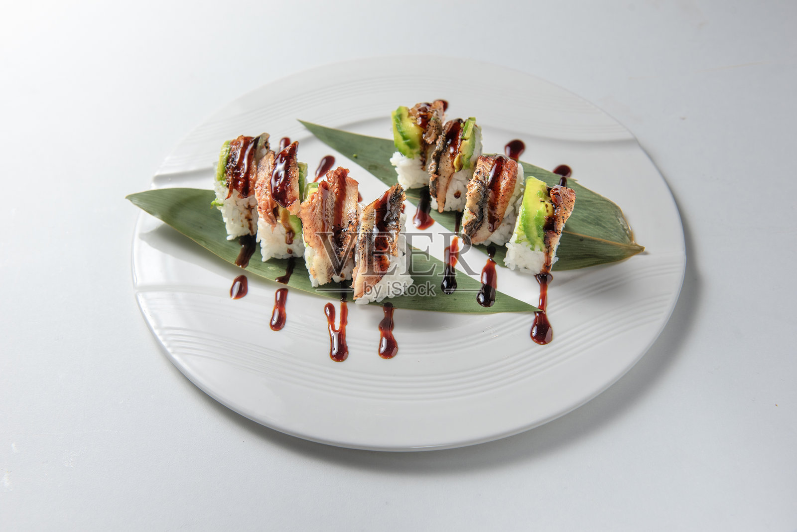 鳗鱼寿司卷配烤鳗鱼片照片摄影图片