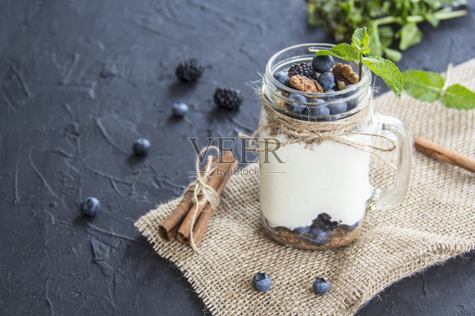 新鲜夏季浆果的健康冰沙。照片摄影图片