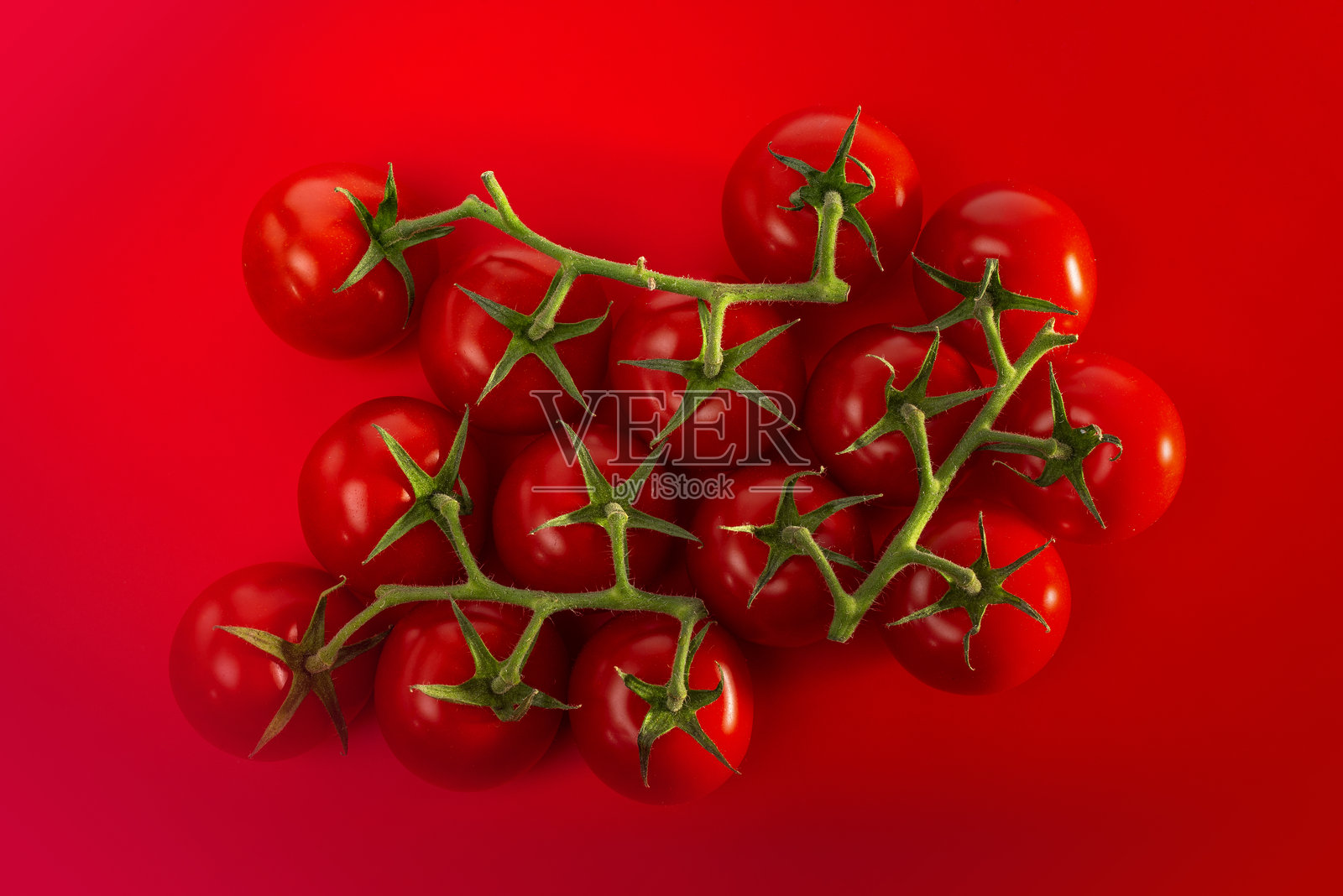 红色背景上的樱桃番茄照片摄影图片