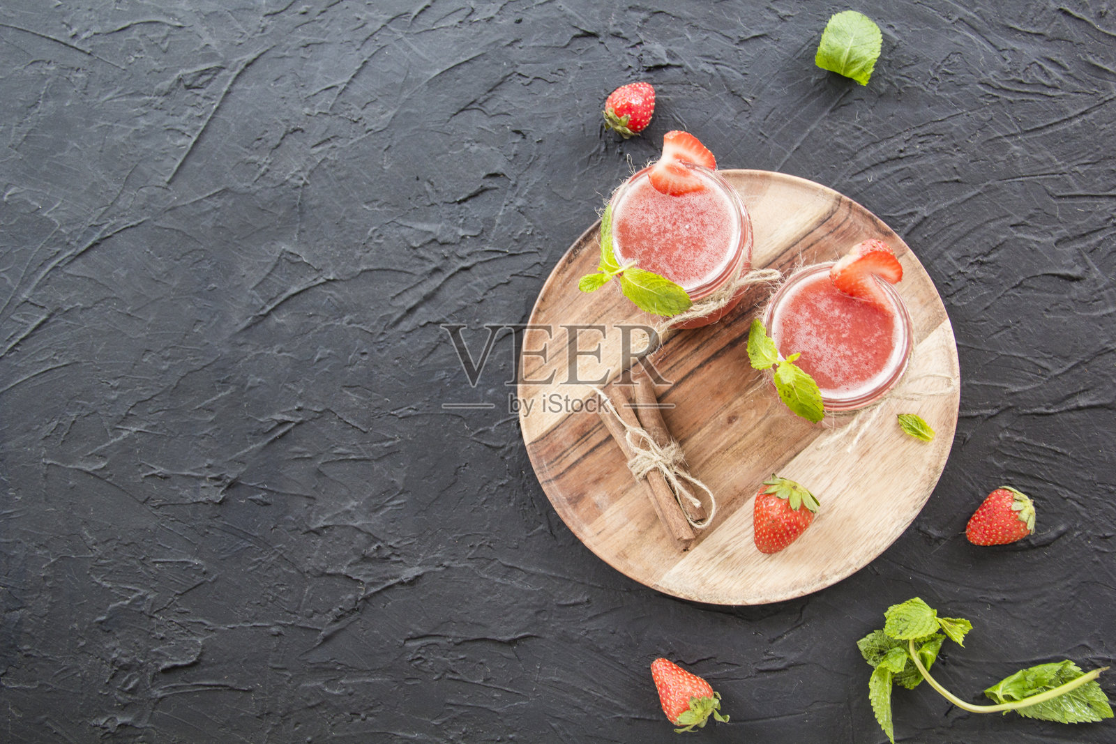 新鲜夏季浆果的健康冰沙。照片摄影图片