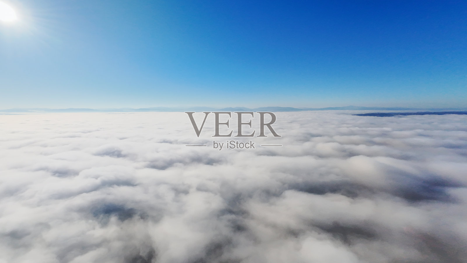 云层之上的天空照片摄影图片