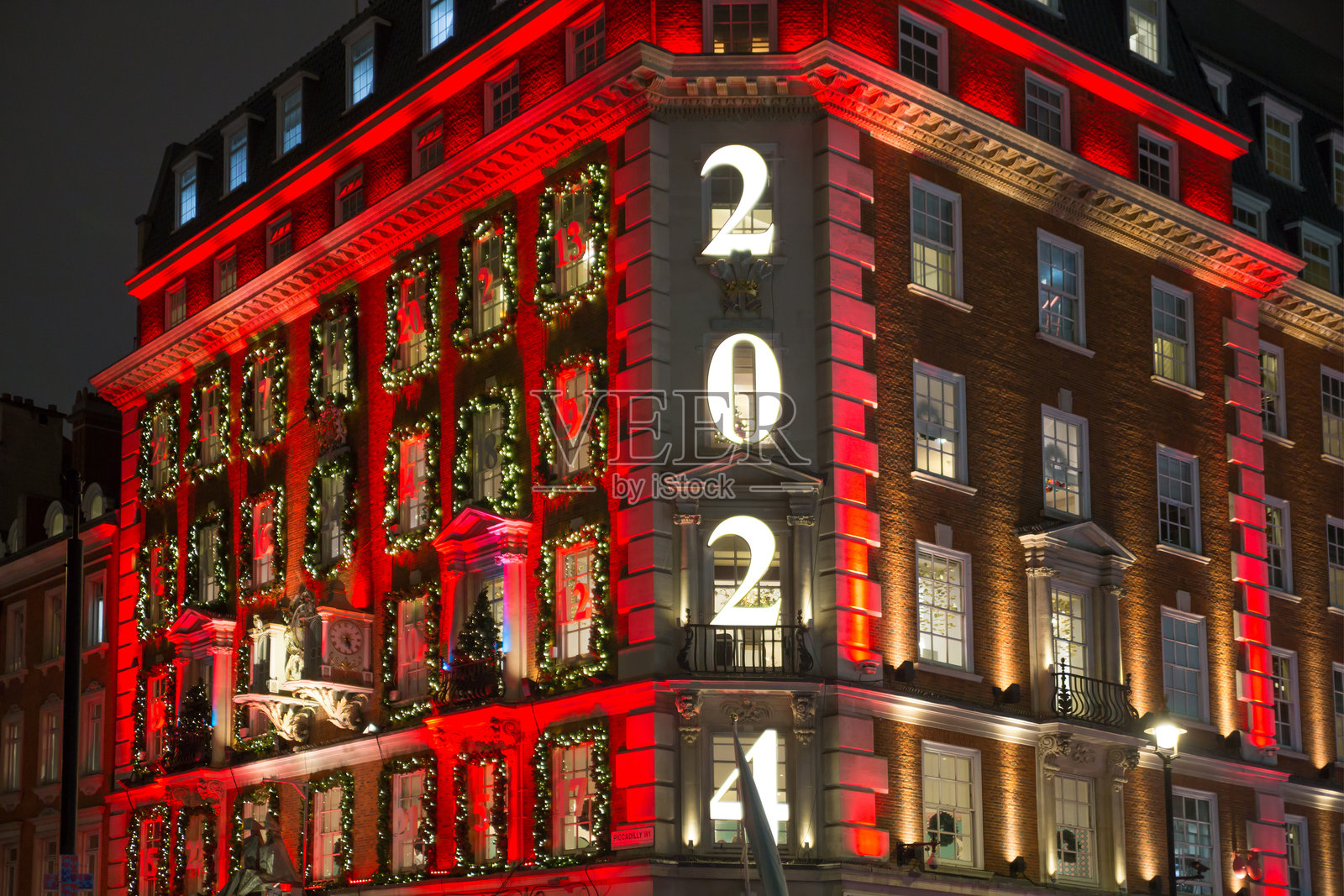 圣诞精神，皮卡迪利街的圣诞灯饰，伦敦为2025年点亮。熙熙攘攘的街道，人们享受着灯光，漫步购物。照片摄影图片