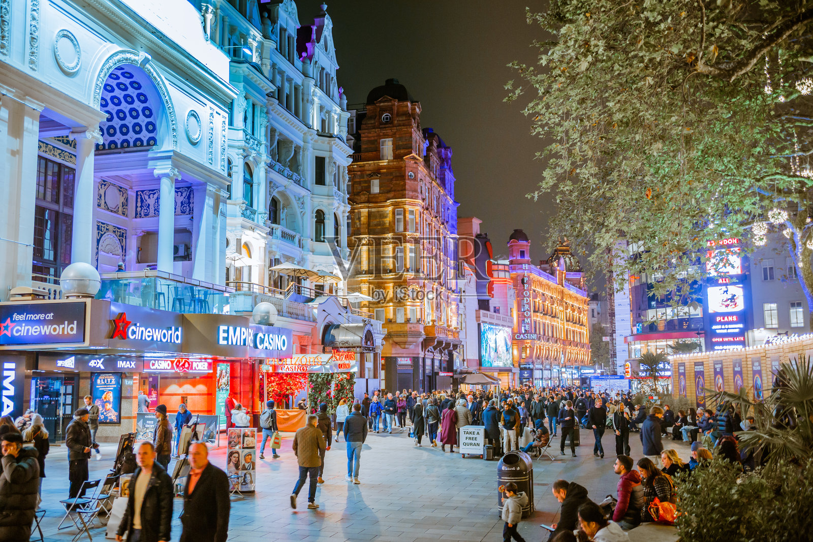 圣诞精神，莱斯特广场的圣诞灯饰，伦敦为2025年点亮。街道上的人群，人们享受节日气氛。照片摄影图片