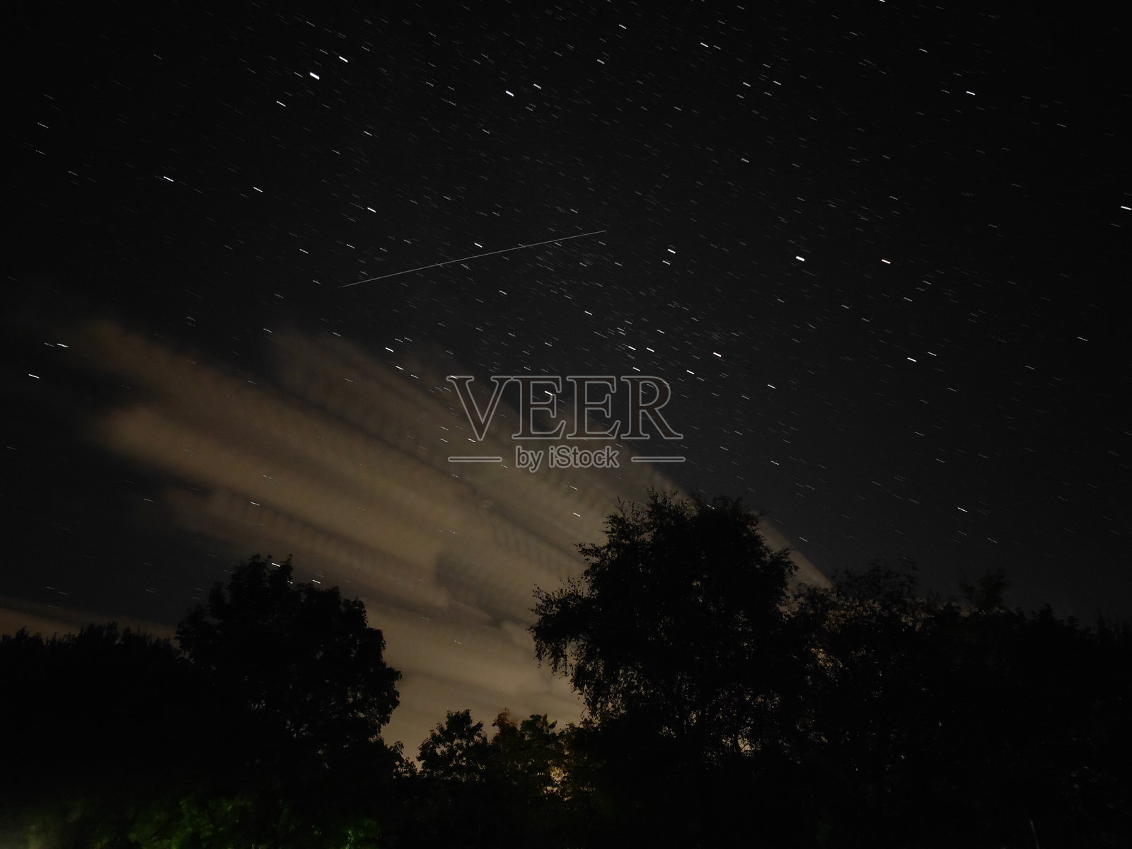 星空图像，云彩穿过画面。拍摄于英国南威尔士。照片摄影图片