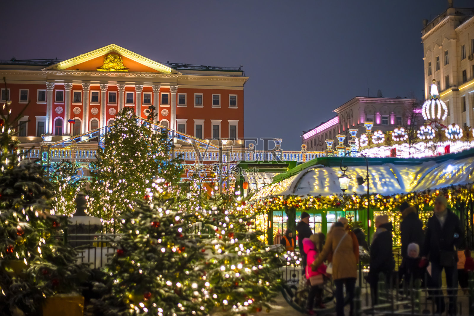 新年,在装饰一新的城市散步照片摄影图片