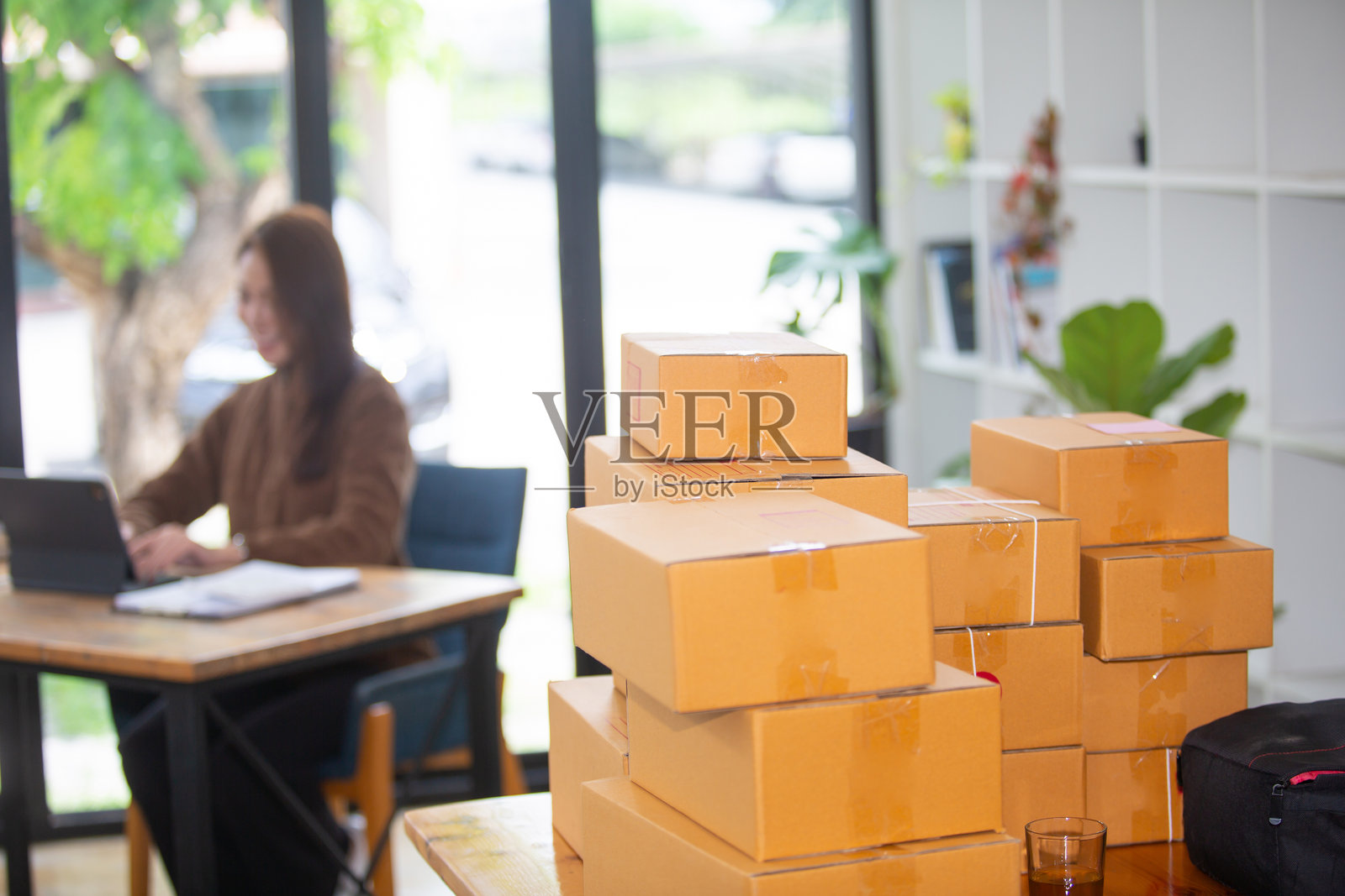 美丽的女商人快乐地在她的店铺在线购物工作照片摄影图片