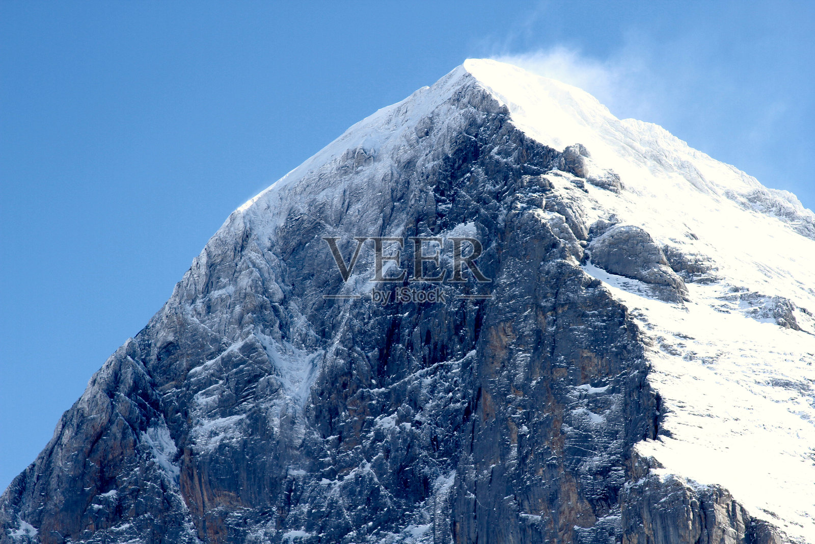 艾格峰北面在蓝天背景下，山顶飘着雪。照片摄影图片