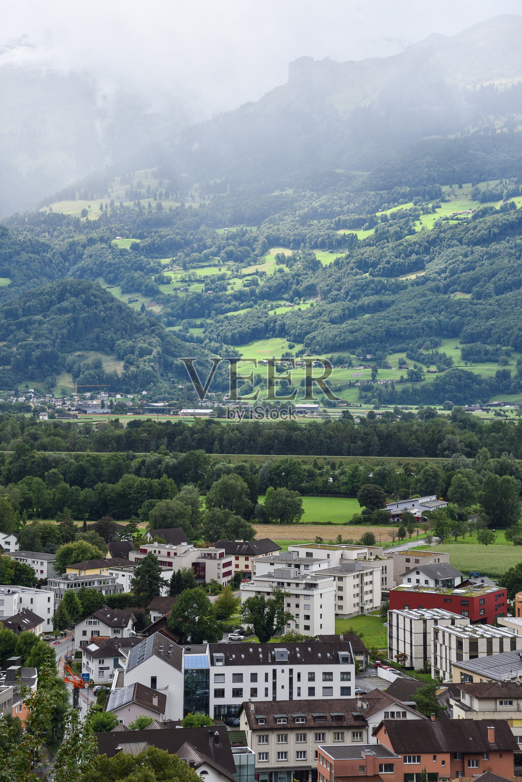 列支敦士登的瓦杜兹全景，城市风光与山脉相映成趣照片摄影图片