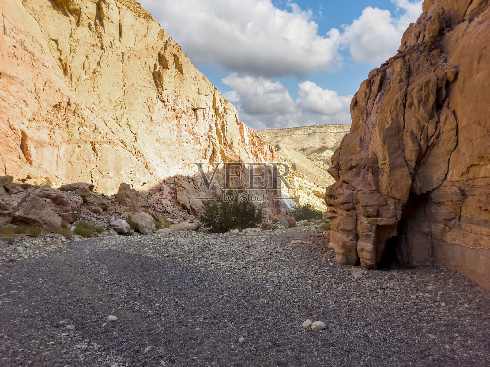 以色列南部埃拉特市附近红峡谷自然保护区中红色山脉之间蜿蜒通道的自然壮丽景色照片摄影图片