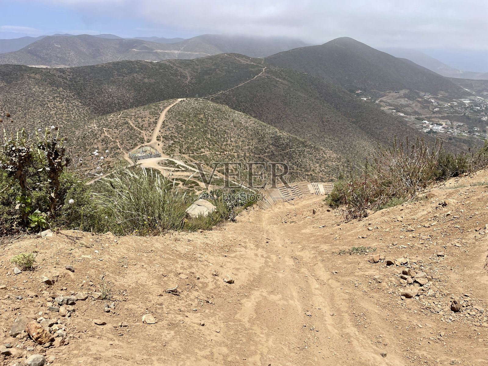 肾上腺素下降：红牛山地自行车下坡赛道照片摄影图片
