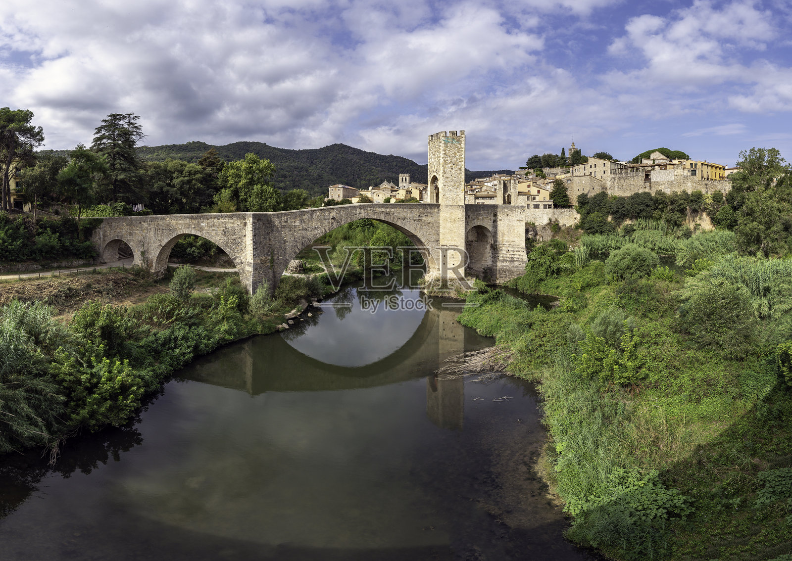 美丽的中世纪小镇贝萨卢。赫罗纳，布拉瓦海岸。加泰罗尼亚。西班牙照片摄影图片