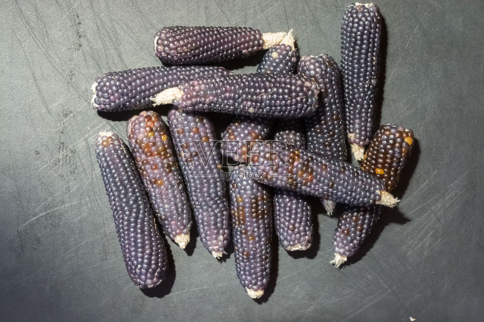 灰色背景上展示的紫色玉米的俯视图照片摄影图片