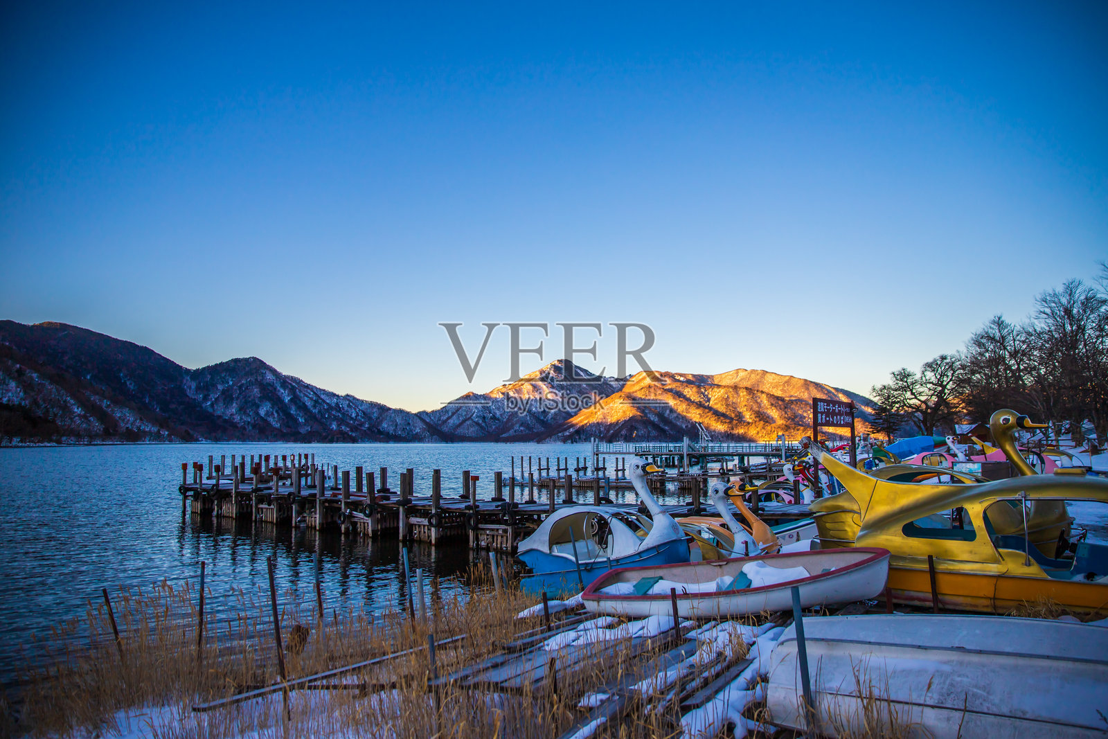 冬季的中禅寺湖，奥日光，栃木县照片摄影图片