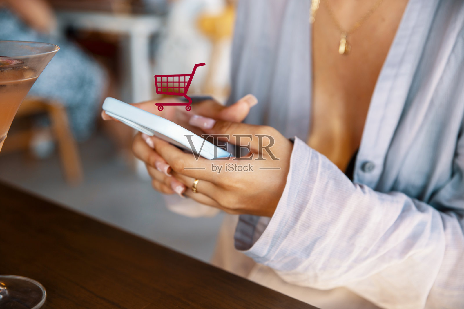 女性手在酒吧坐着时在线下单购物照片摄影图片