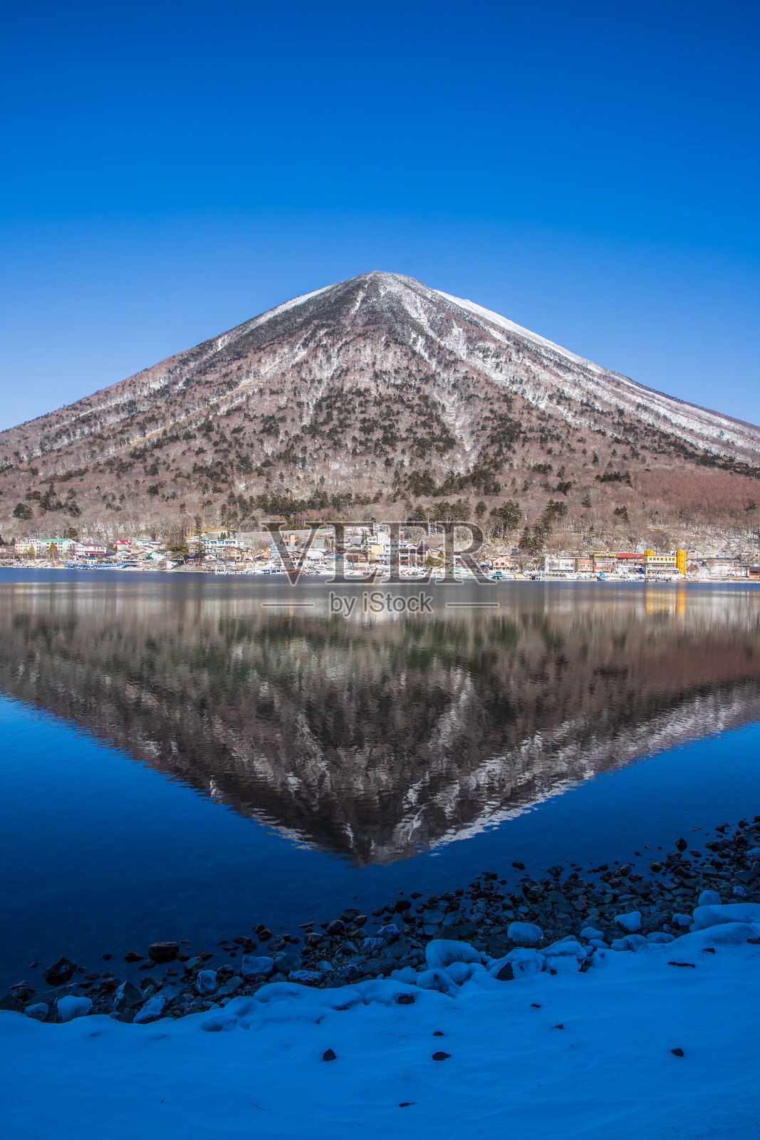 冬季的中禅寺湖，奥日光，栃木县照片摄影图片