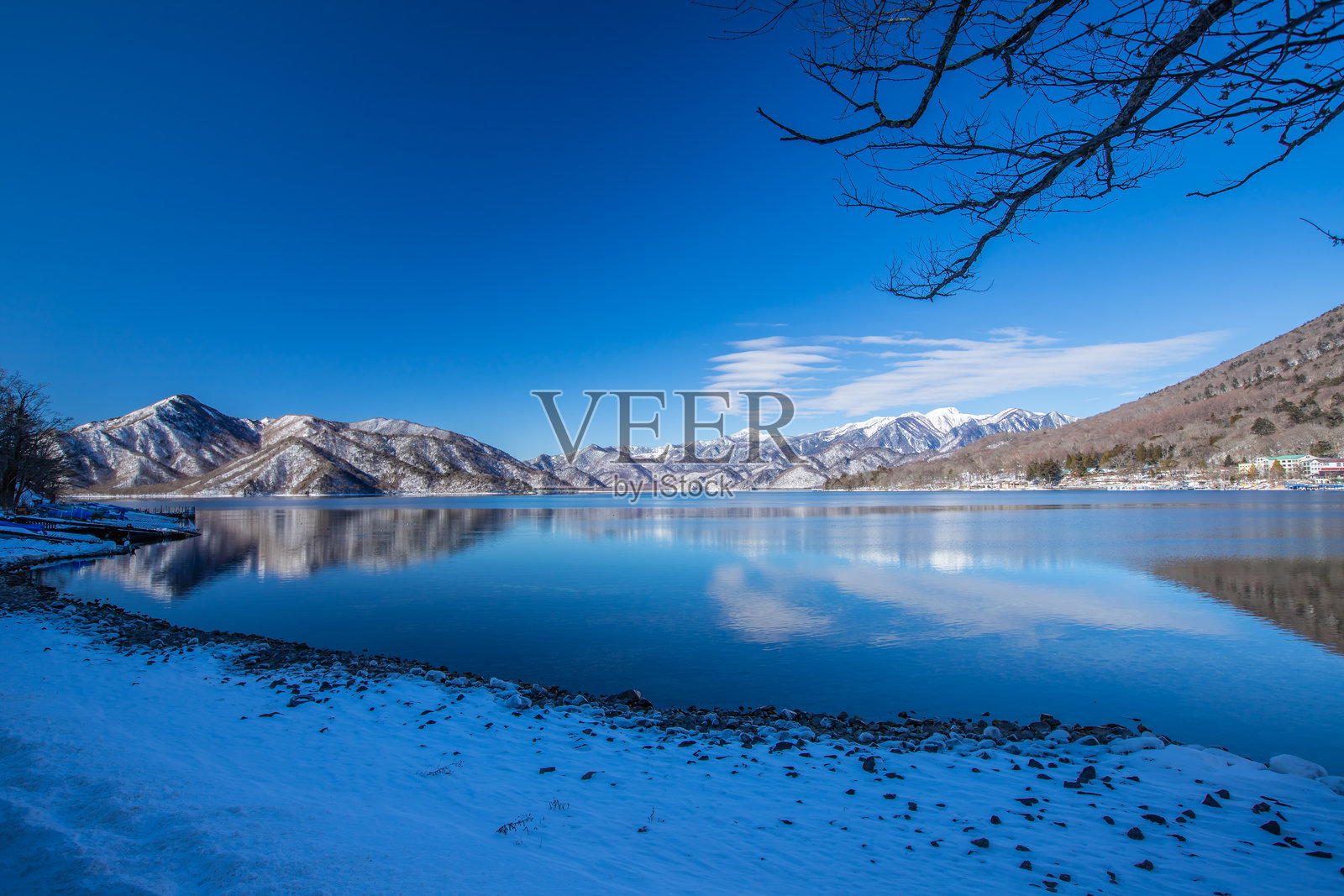 冬季的中禅寺湖，奥日光，栃木县照片摄影图片