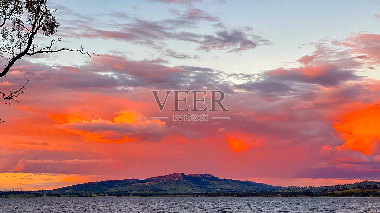 湖亨湖上的最后一缕光线照片摄影图片