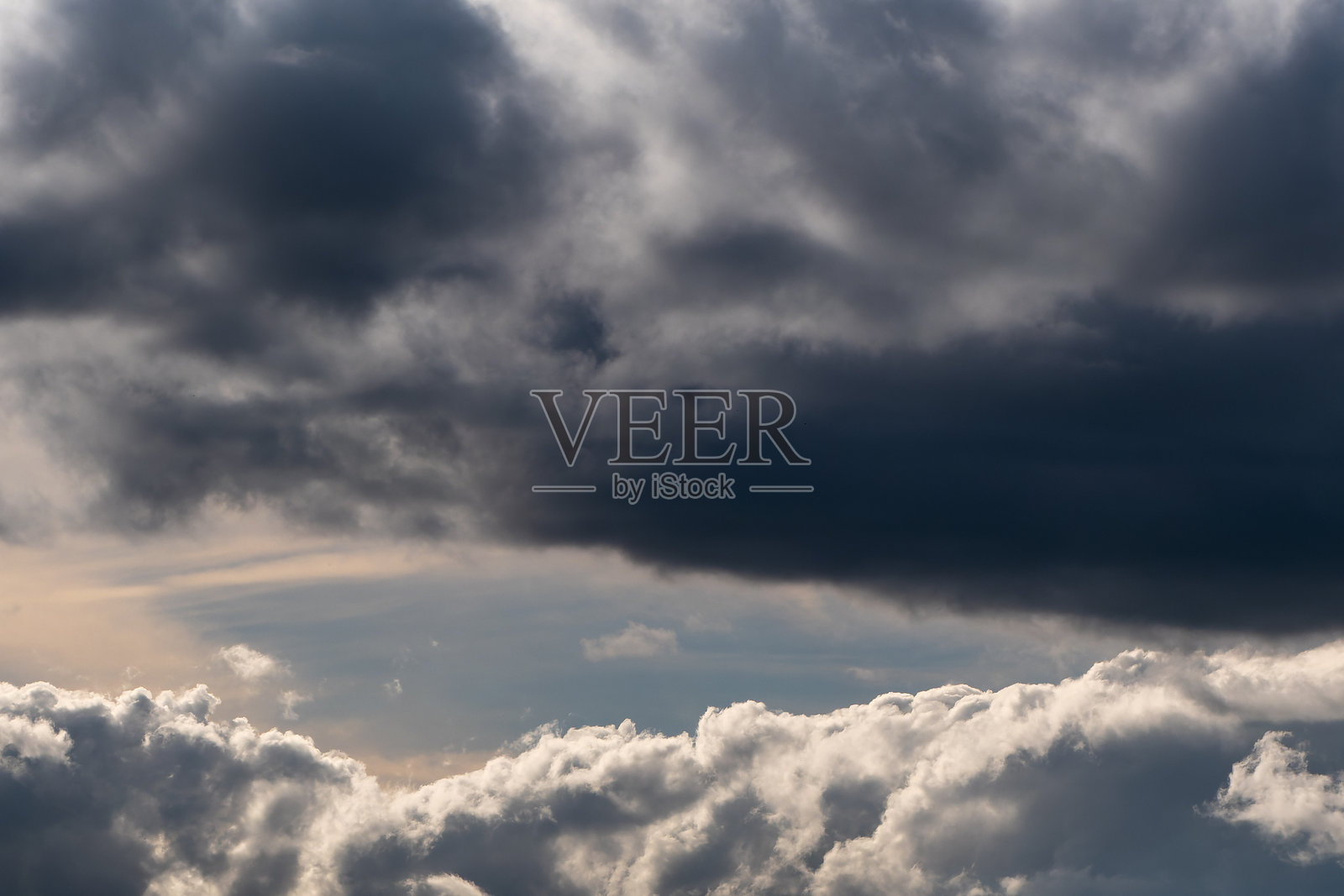 积云，天空。戏剧性的天空，风景。天空就像一个背景。留白空间。白云和蓝天。照片摄影图片