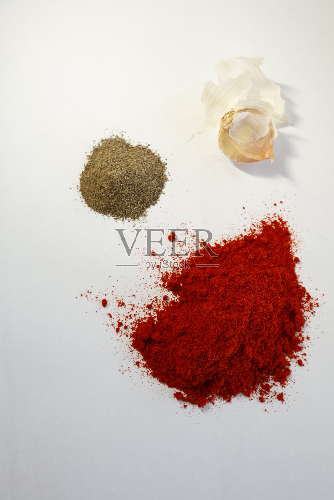 白色表面上的红辣椒粉照片摄影图片