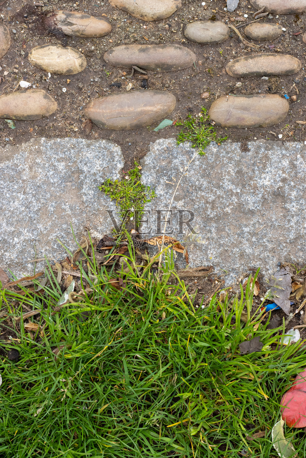 传统的卵石小路，边缘有杂草照片摄影图片