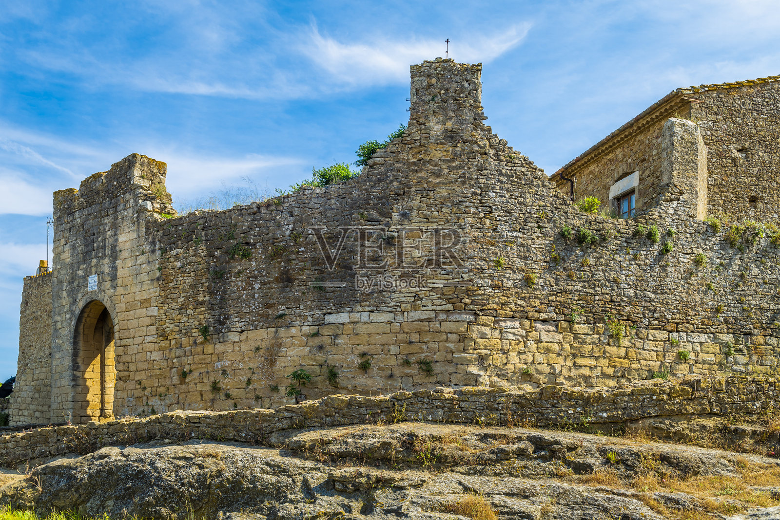 佩拉塔拉达是西班牙北部加泰罗尼亚的一个中世纪小镇，位于布拉瓦海岸。照片摄影图片