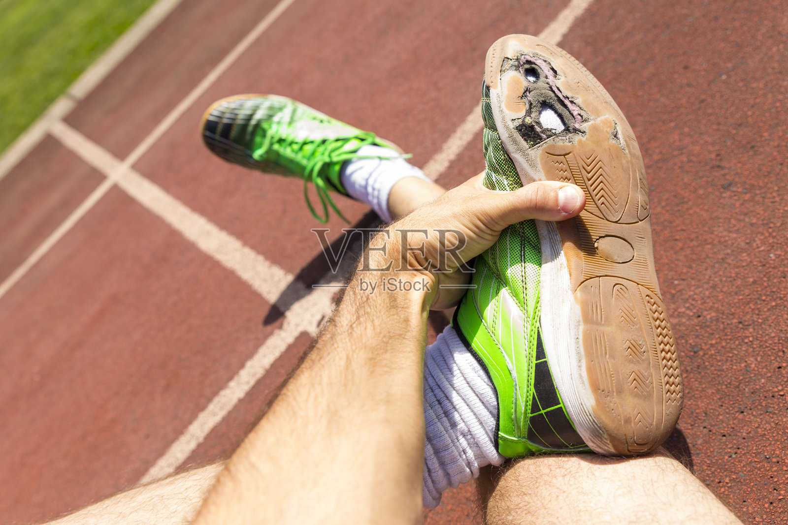 穿着鞋子的男子下半身在跑道上照片摄影图片