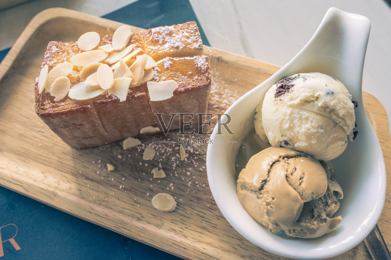 高角度视图的蜂蜜吐司配冰淇淋，放在木托盘上照片摄影图片