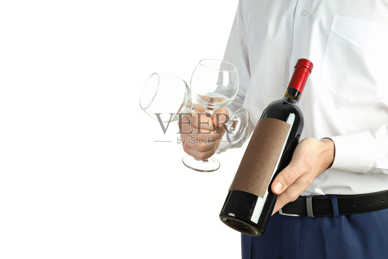 戴眼镜的服务员与酒瓶，背景为白色照片摄影图片