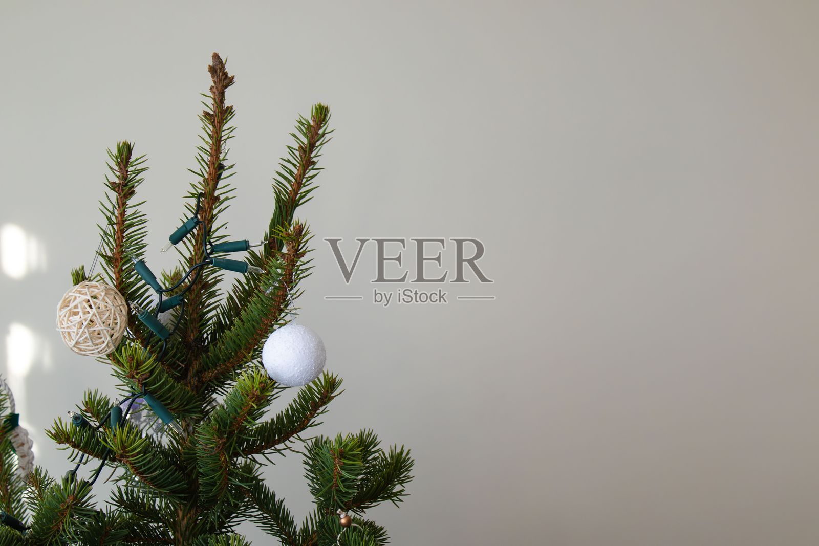 装饰品装点的圣诞树照片摄影图片