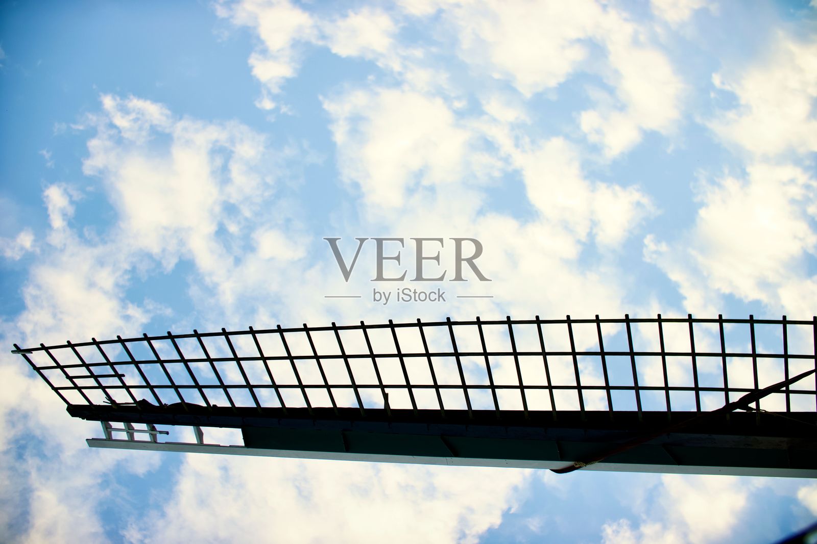 传统荷兰风车在多云天空下的特写照片摄影图片