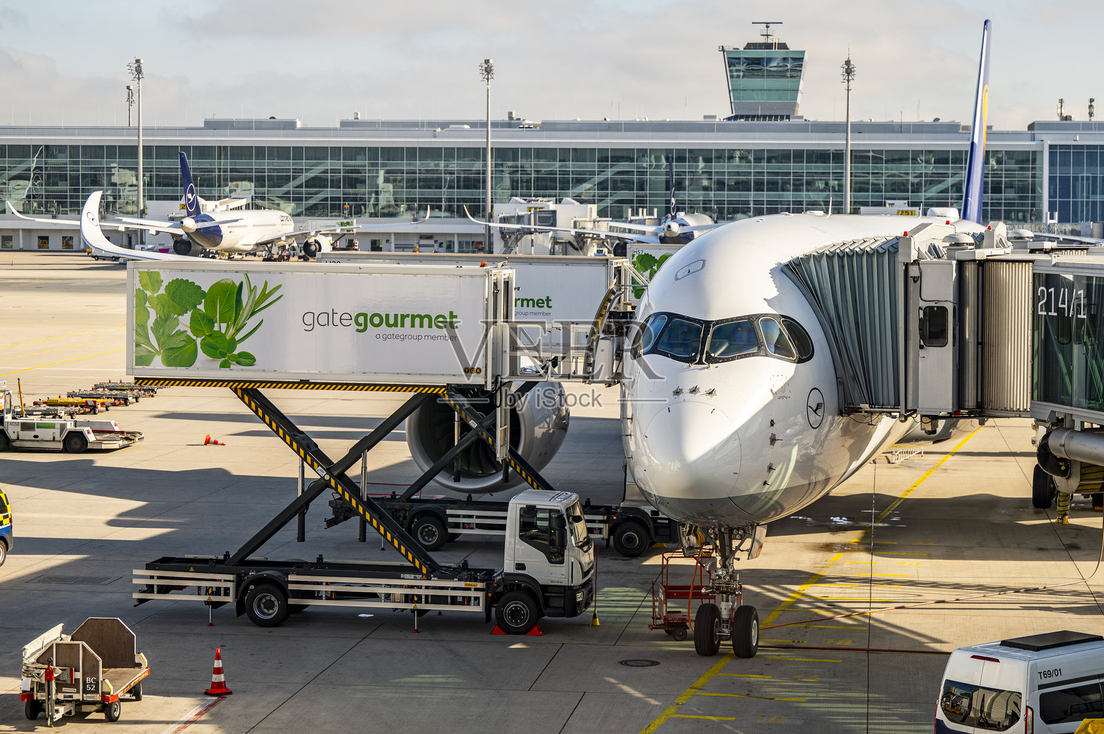 在慕尼黑国际机场（MUC）为飞机准备起飞。照片摄影图片