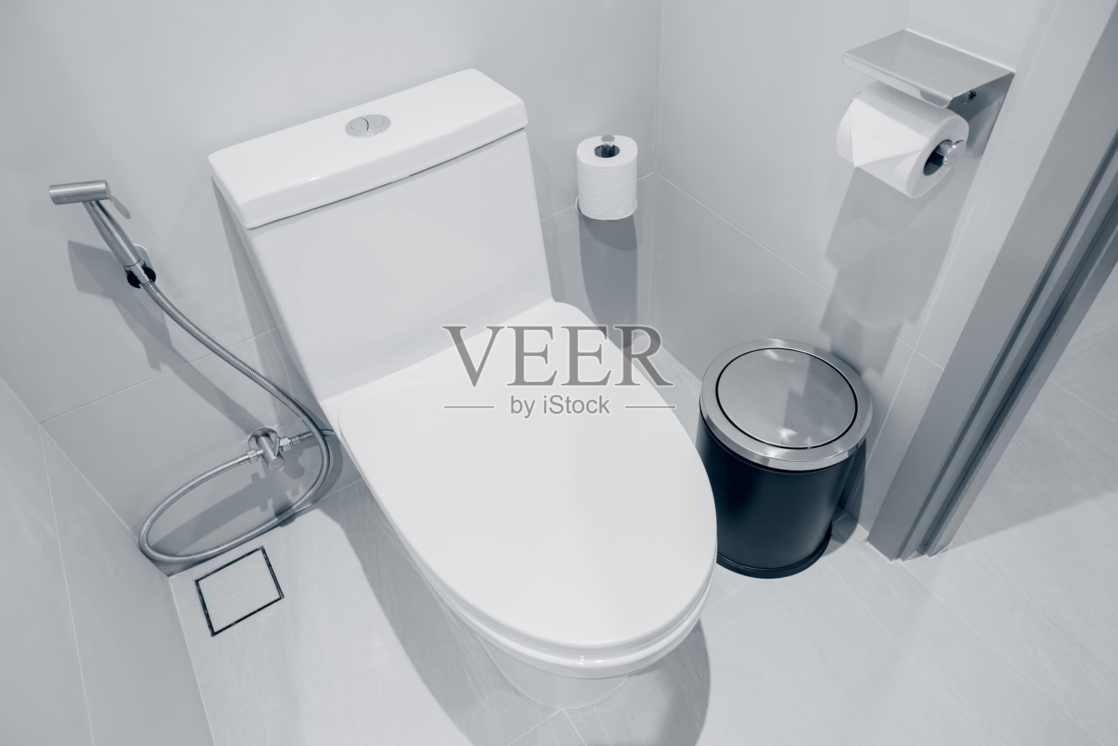 现代酒店洗手间的新款白色马桶。照片摄影图片