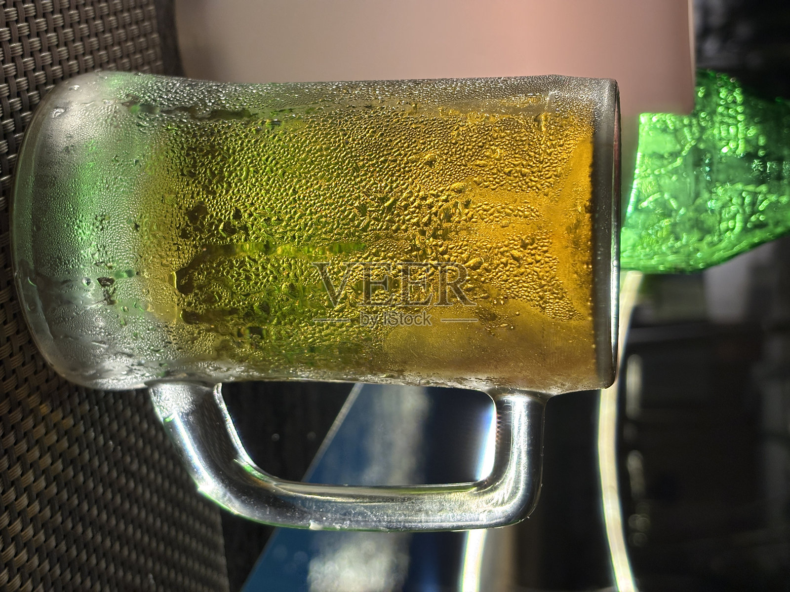 夜晚酒杯中的冰镇啤酒照片摄影图片