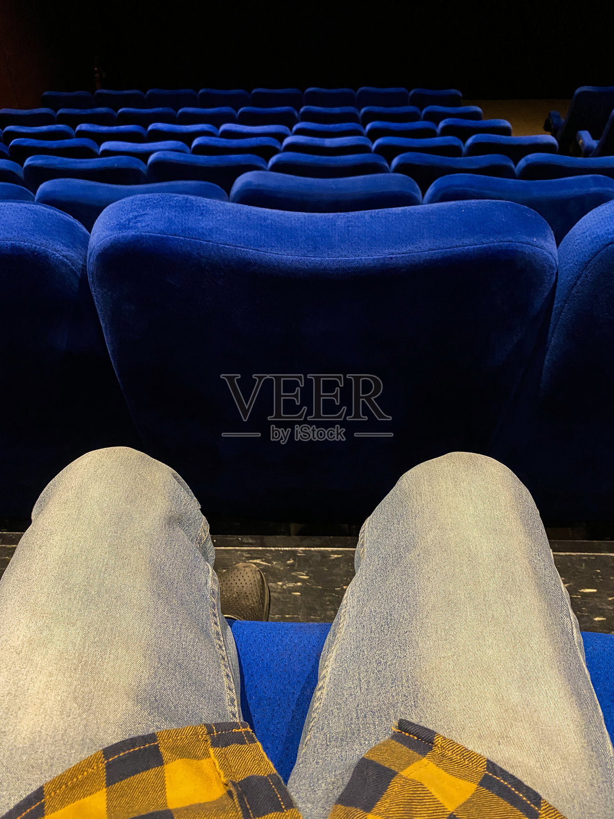 剧院座位上的一个人照片摄影图片