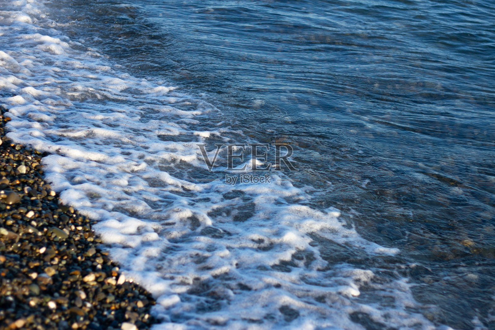 海浪拍打海岸。索契（阿德勒）海上的日落。照片摄影图片