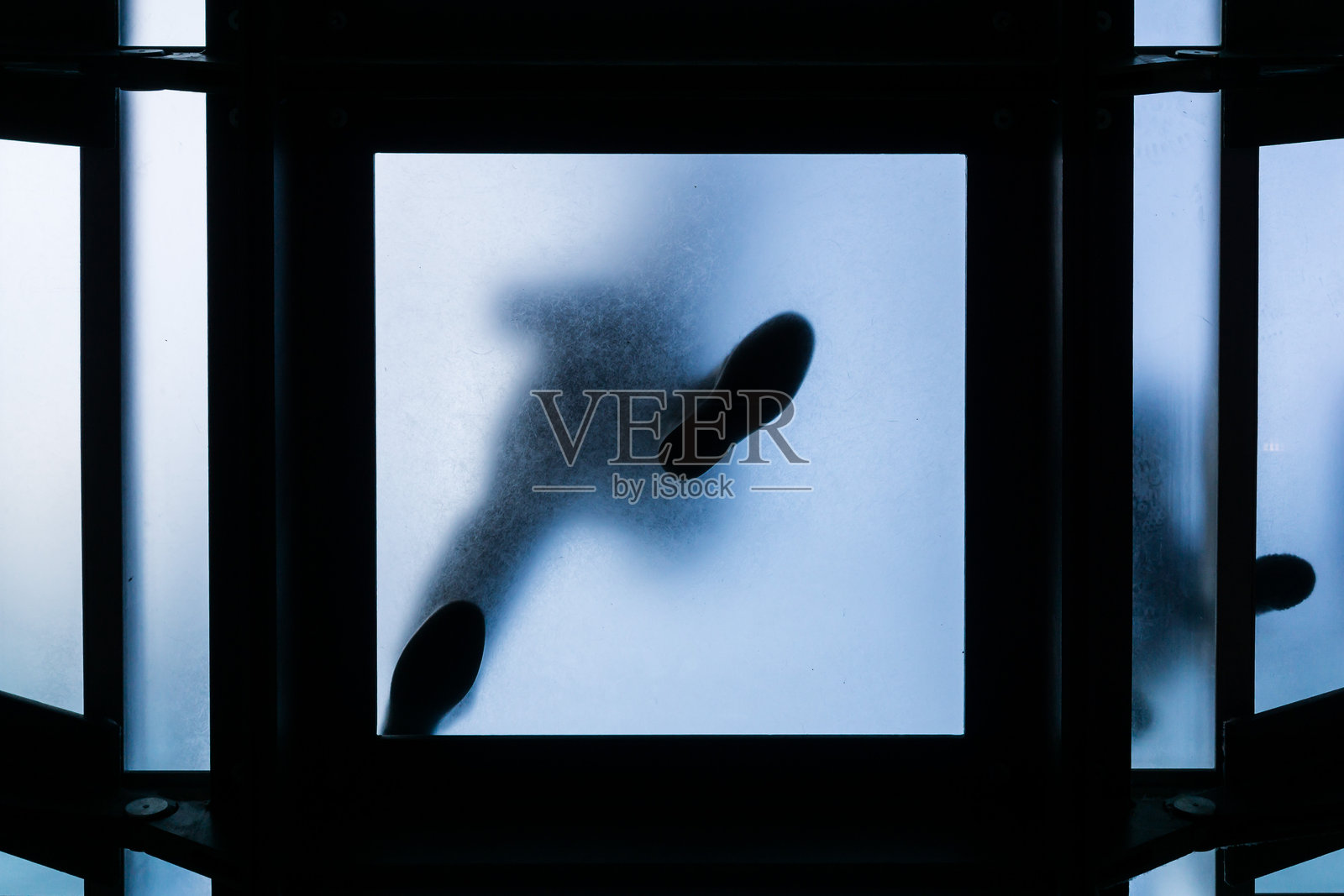 从下方直接拍摄的人影在玻璃楼梯上行走照片摄影图片