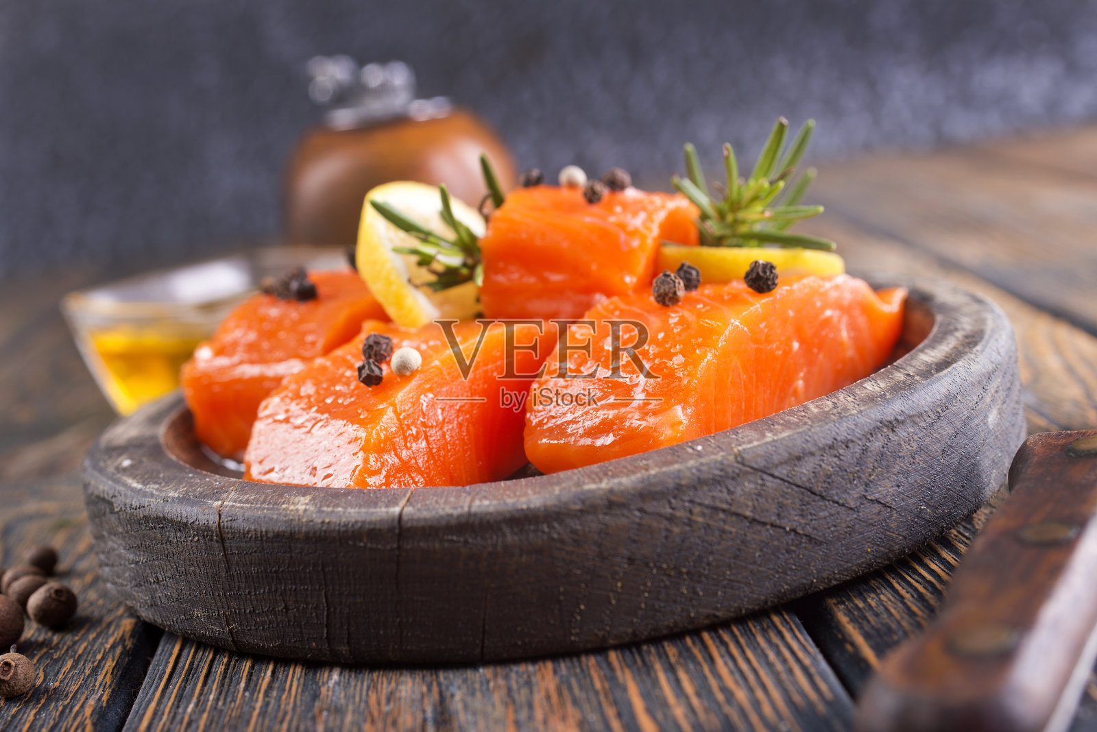 美味的盐腌三文鱼鱼片照片摄影图片