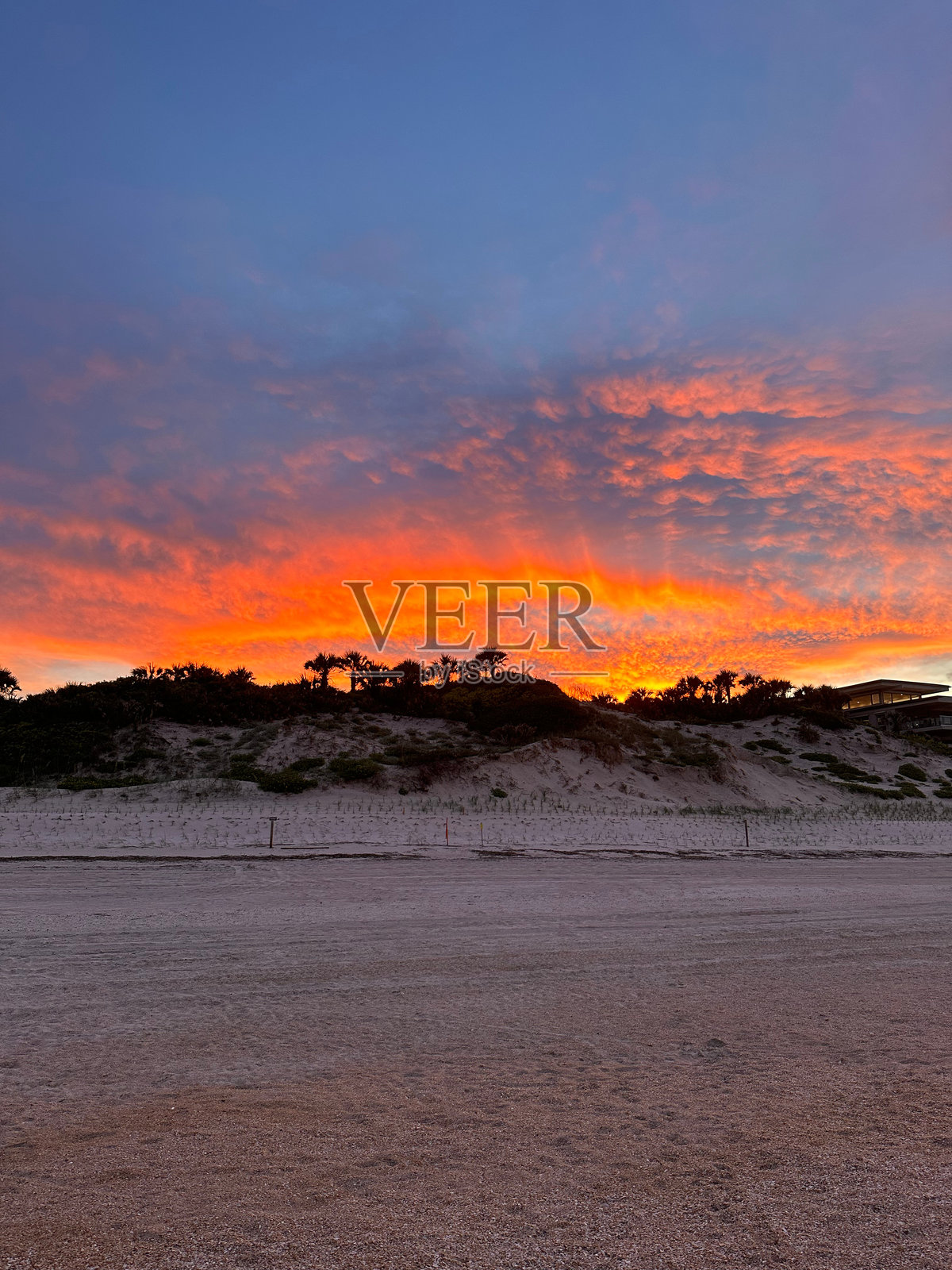 海滩上的日落照片摄影图片