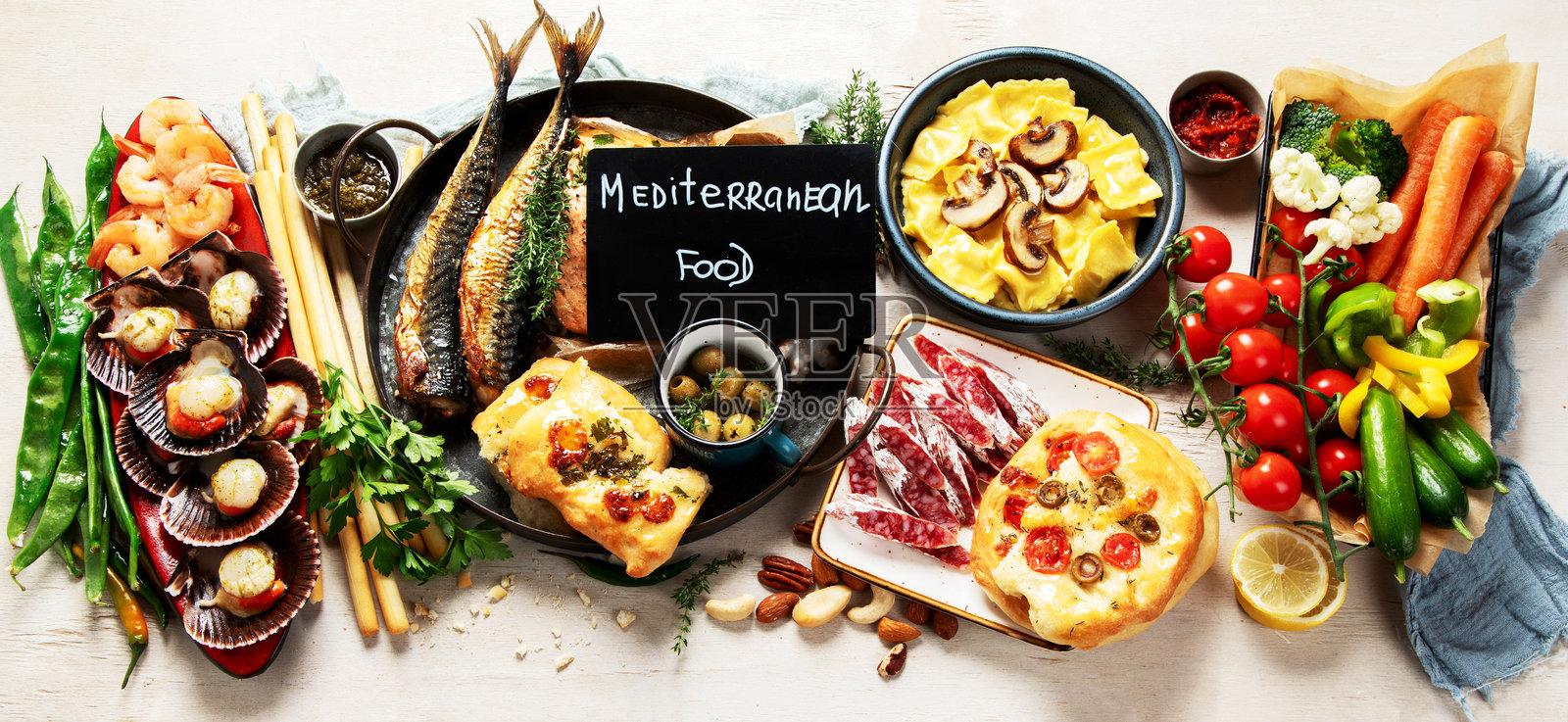 地中海主题的美食桌景。照片摄影图片