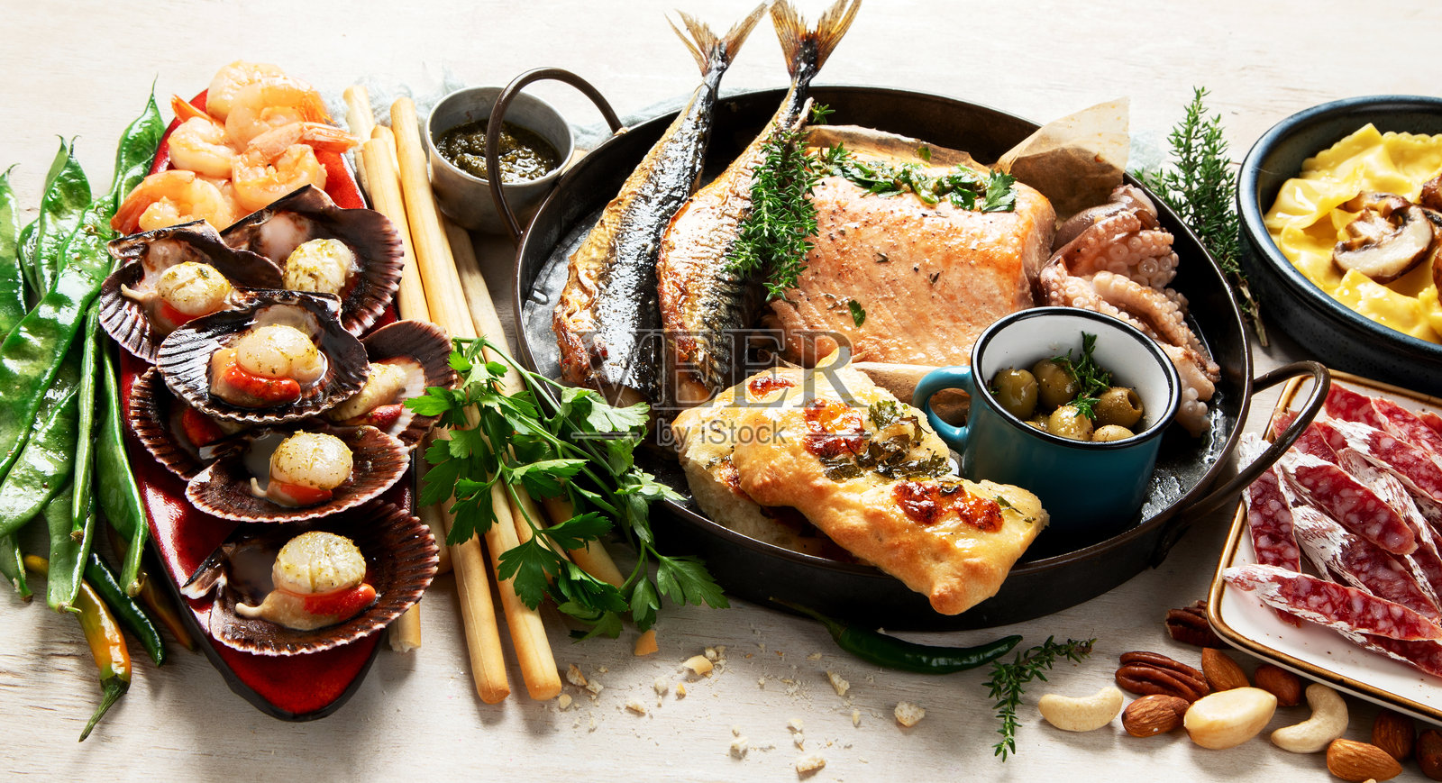 地中海主题的美食桌景。照片摄影图片