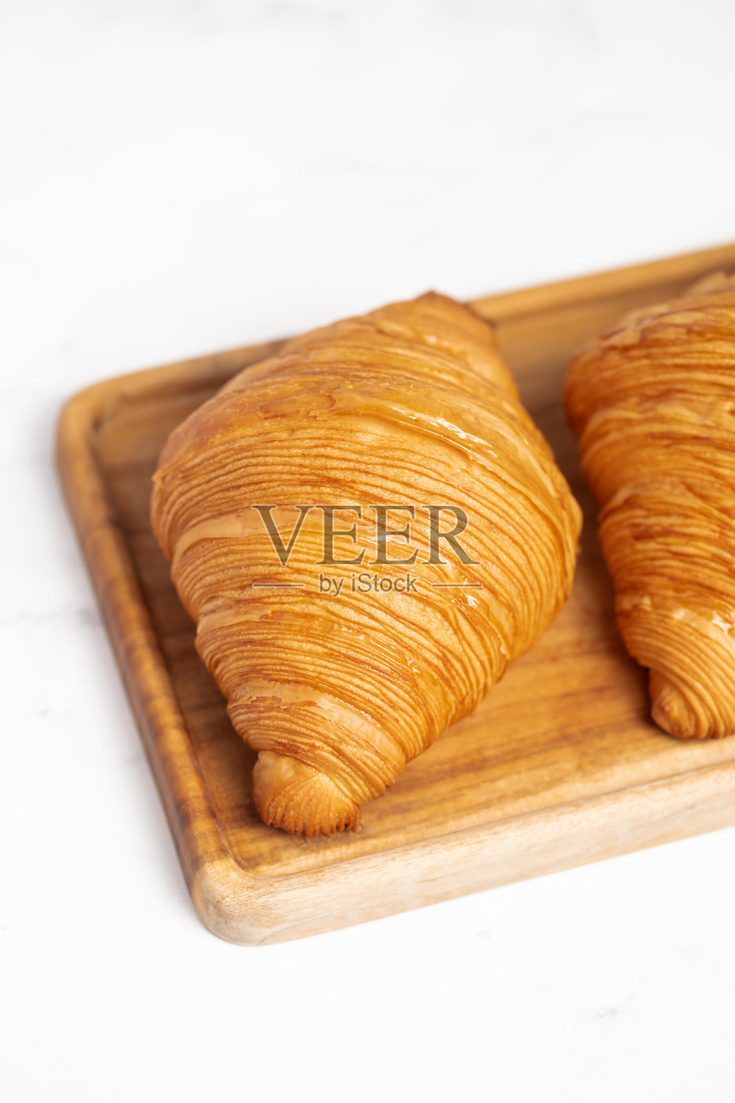 新鲜出炉的美味可颂面包照片摄影图片